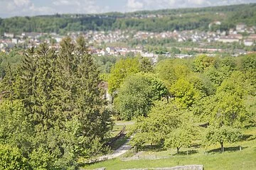 Luftaufnahme der villa rustica und im Hintergrund die Stadt Treuchtlingen