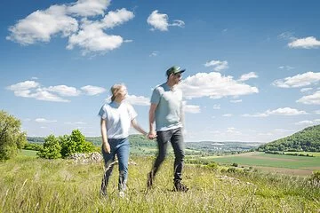 Paar (unscharf) macht einen Streifzug über den Berg mit Blick runter nach Bubenheim/Wettelsheim