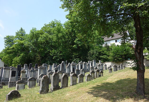 Verwitterte Grabsteine erinnern an jüdisches Leben in Treuchtlingen