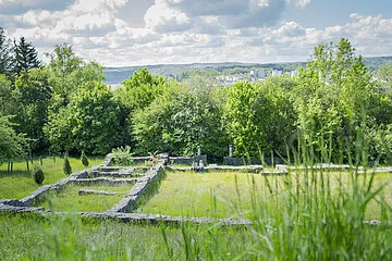 Villa Rustica mit vielen Bäumen im Hintergrund