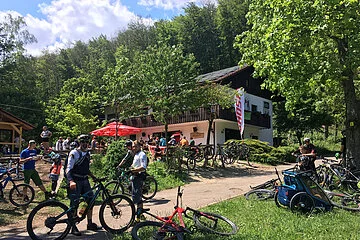 Die idyllisch gelegene Talstation mit schönem Biergarten