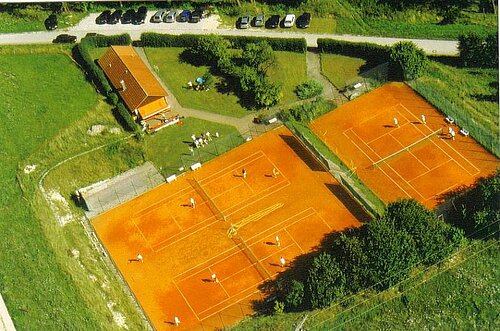 Der Tennisplatz in Schambach von oben