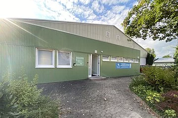 Außenansicht der Tennishalle Treuchtlingen
