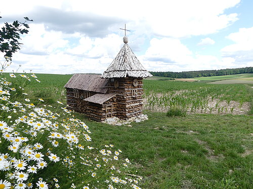Kreative Idee: Kirche bei Wolferstadt aus einem Holzstoß
