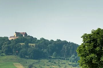 Das Schloss Spielberg von Gnotzheim aus gesehen