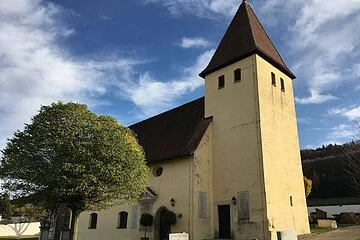 Eine historische Kirche mit gelber Fassade