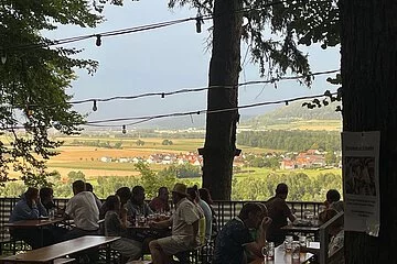 Blick auf die untere, große Terasse des Wettelsheimer Kellers sowie das Umland
