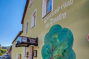 Ansicht Haupteingang, Grüner Baum als Wandbild auf der Hauswand