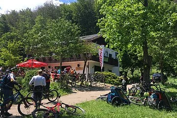 Aussenaufnahme auf die Talstation Heumöderntal mit Blick auf den Biergarten und das Hausmitten im grünen