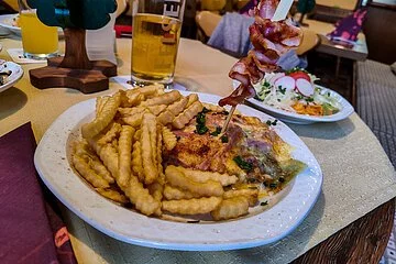 Essen mit Pommes u. Fleisch