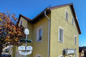 Aussenansicht mit Maibaum