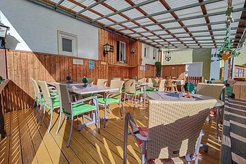 Bestuhlung im Biergarten unter der Pergola