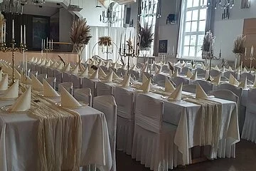 Bestuhlung und Dekoration anlässlich einer Hochzeit im Saal der Stadthalle