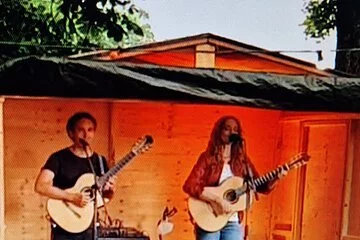 Musikdarbietung beim Biergartenkonzert an der Stadthalle