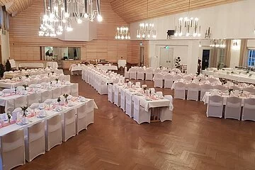 Von oben fotografiert sieht man den kleinen und großen Saal. Die Bestuhlung ist sternförmig angeordnet, das Kalt-Warme Buffet wird im kleinen Saal aufgebaut. Die Trennwand wurde zurückgefahren, damit beide Räume einen großen Saal bilden.