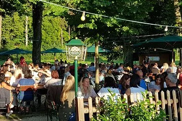 Blick in den Biergarten an der Stadthalle direkt am Altmühlufer an einem sonnigen Sommertag.
