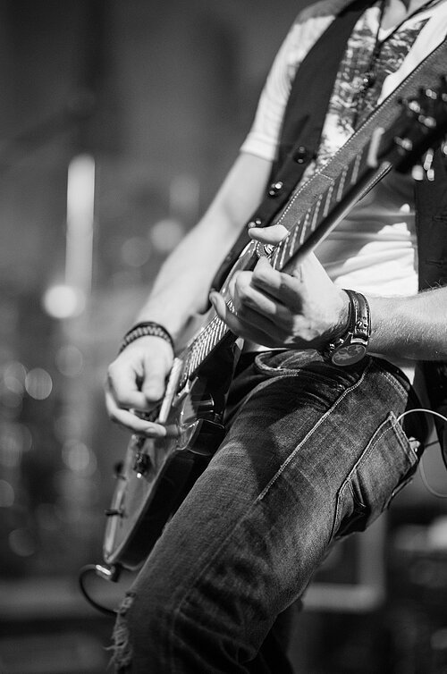 Musiker spielt auf E-Gitarre