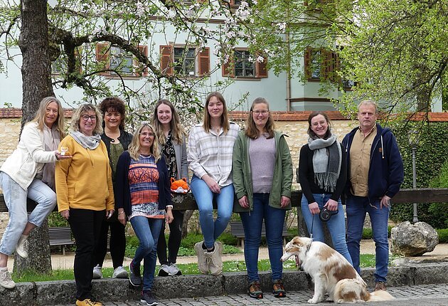 Alle Mitarbeiter der Touristinfo, des Infozentrums und Museums stehen vor dem Stadtschloss.