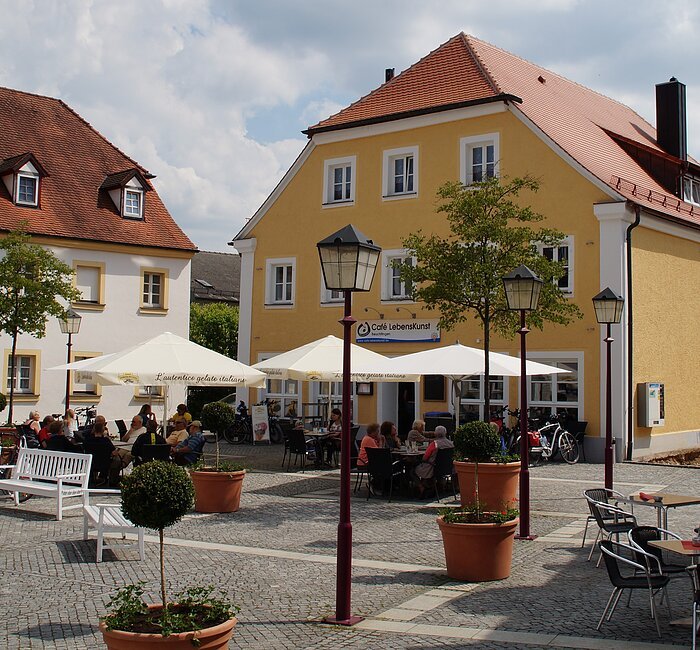 Café Lebenskunst mit Rathausplatz