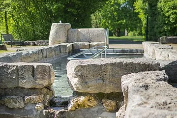 Blick auf das gesamte Kneippbecken ohne Personen im Bild