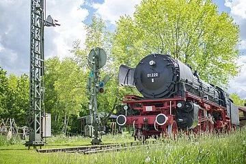 Denkmal-Lok Baureihe 01 220 mit Signalen auf Schiene