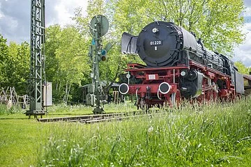 Denkmal-Lok Baureihe 01 220 mit Signalen auf Schiene