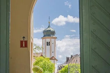Blick durch den Torbogen, hin zur Lambertuskirche