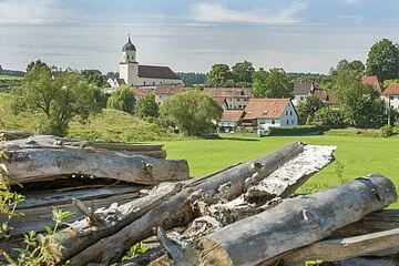 Blick vom Möhrenbachtal auf den idyllischen Ort Gundelsheim