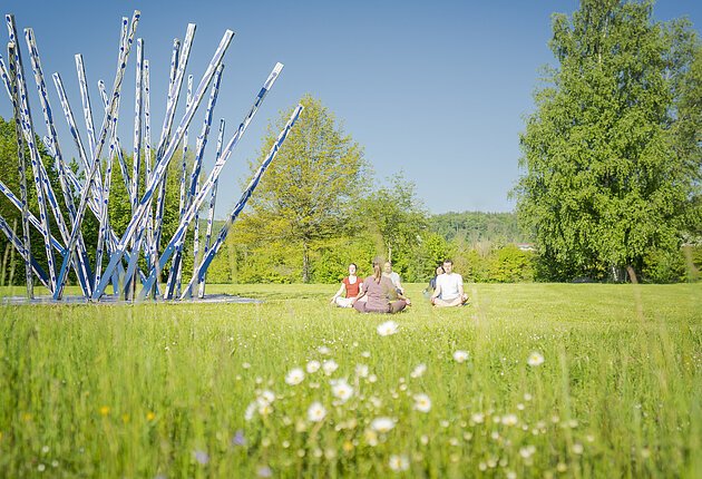 Yoga in der Gruppe im Kurpark 5