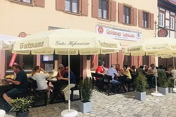 Goldenes LamLam - Bestuhlung vor Eingang