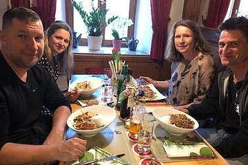 Goldenes LamLam - Gäste beim Essen