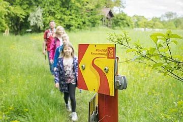 Familie wandert am Panoramawanderweg