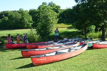 Mehrere rote Kanus liegen auf der Wiese am Zelt- und Bootsrastplatz Treuchtlingen