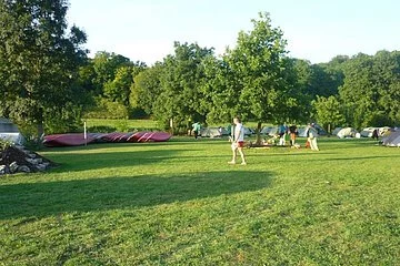 Große Wiese Zeltplatz Treuchtlingen, im Hintergrund Kanus