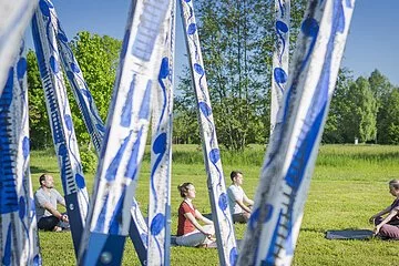 Gruppe beim Yoga im Kurpark Kunstwerk im fokus