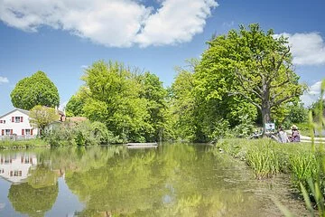 Karlsgraben mit Bäume im Hintergrund