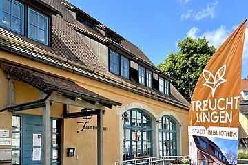 Außenansicht der Bücherei mit Beachflag