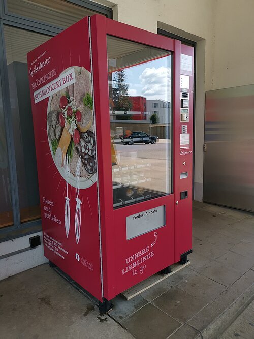 Ein roter Automat mit Fleisch- und Wurstspezialitäten