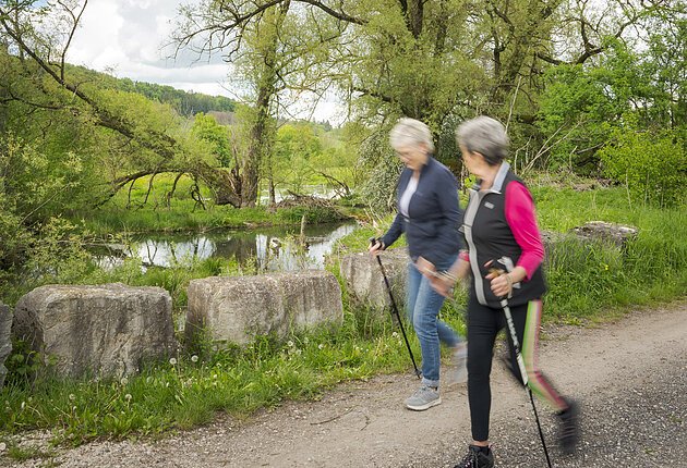 Nordic Walking, zwei Seniorinnen