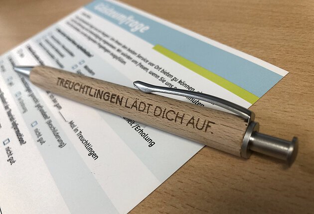 Ein Kugelschreiber liegt auf einem Fragebogen