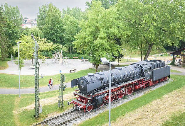 Luftaufnahme Denkmalslok und Spielplatz