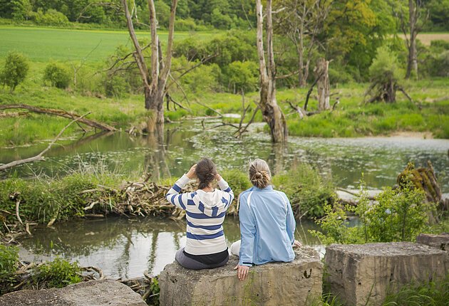 zwei Frauen auf Exkursion im Tal der Biber