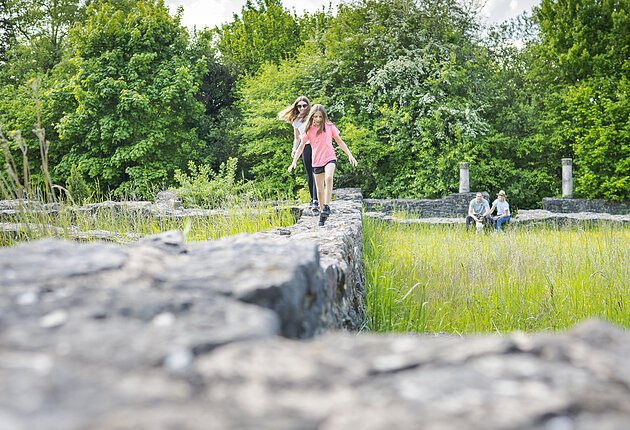 Villa Rustica mit spielende Kindern in der Ferne und Natur im Hintergrund