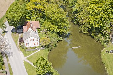 Karlsgraben mit Haus aus der Vogelperspektive im Hintergrund Blick auf Weißenburg