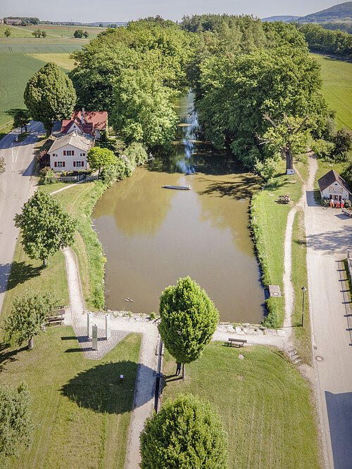 Der Karlsgraben aus der Luft in Richtung Norden mit Einblick in den Wassergraben