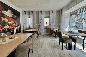Sitzbereich mit Blick auf die Straße in der Pizzeria San Cono