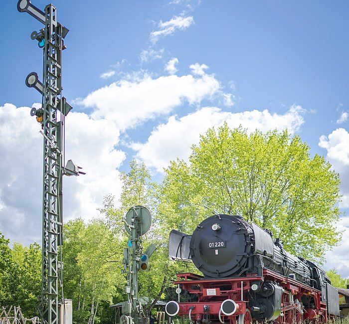 Denkmal-Lok Baureihe 01 220 mit Signalen auf Schiene