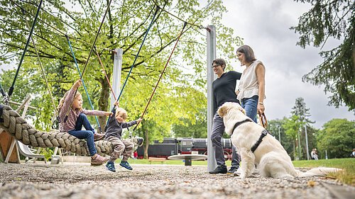 Spielplatz an der Lok mit Familie und Hund