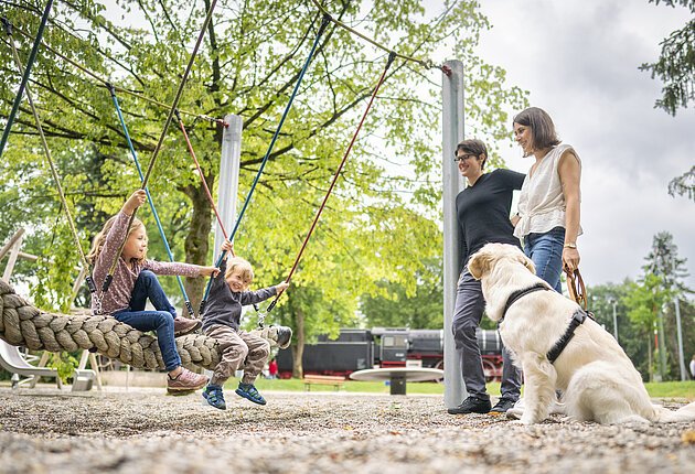 Spielplatz an der Lok mit Familie und Hund