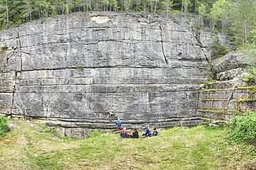 Panorama Aufnahme eines Kletterhangs am Steinbruch Möhren.